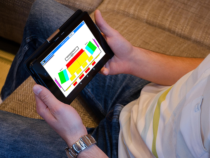 Ein Mann, der ein Android-Tablet in der Hand hält und gerade in der Shielddarstellung im SmartPlan von ProTicket Tickets bucht
